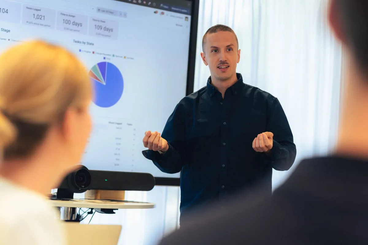 Consultant presenteert de Odoo-implementatie aan het team