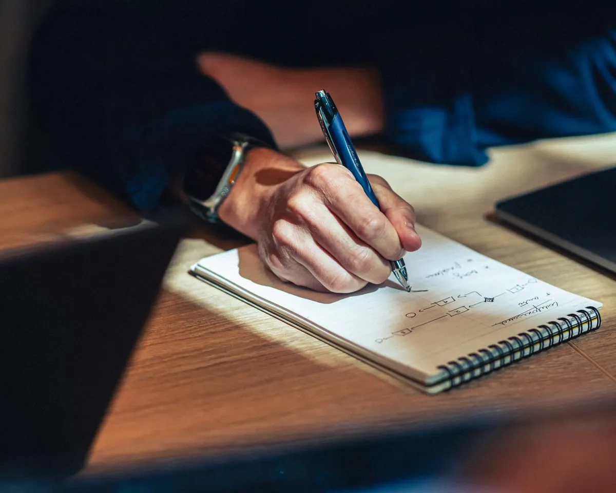 Consultant maakt aantekeningen tijdens een Odoo-analyse