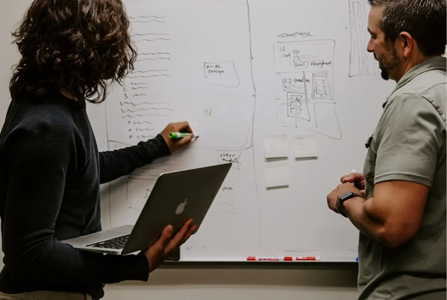 Consultants plannen een Odoo migratie op whiteboard