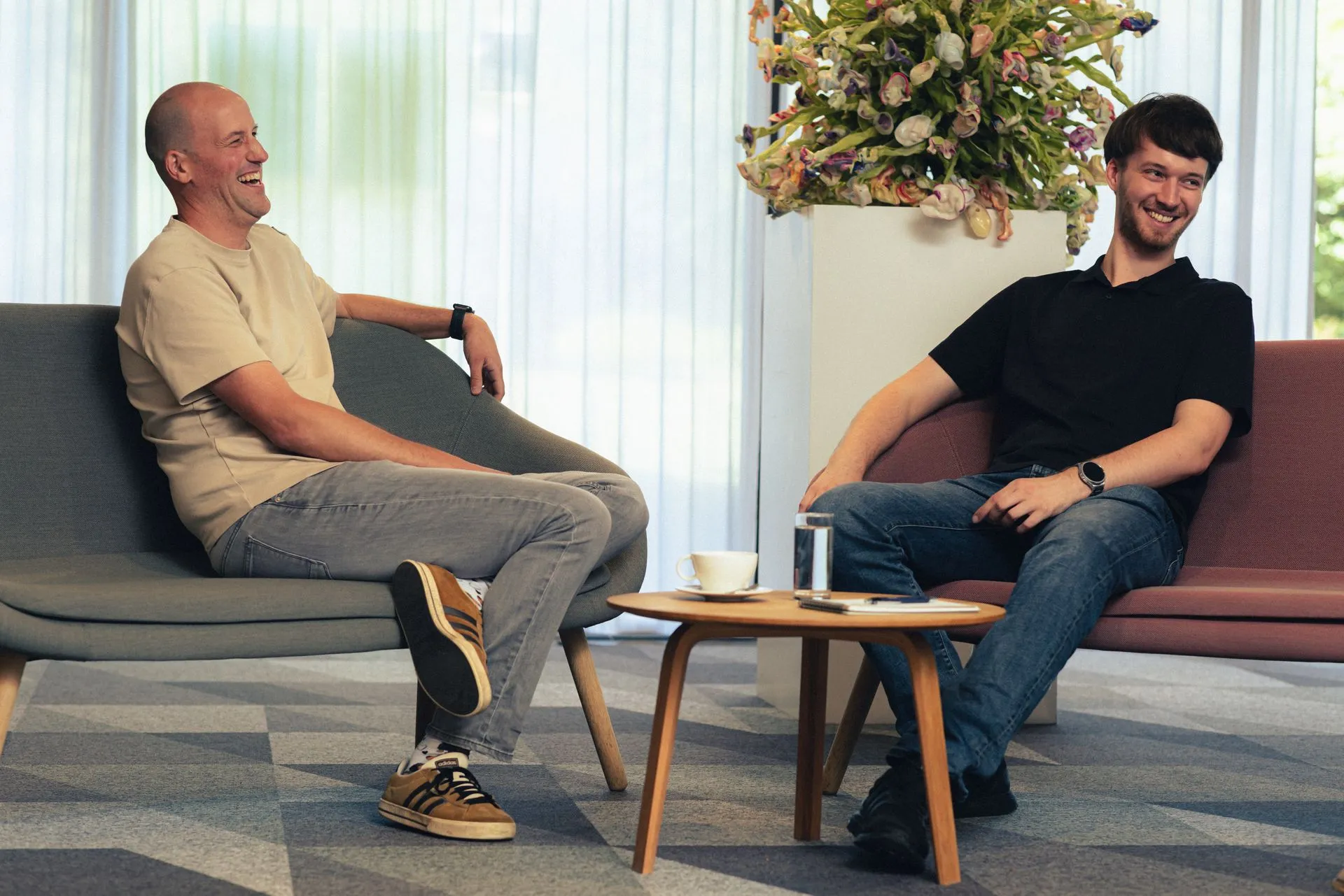Twee collega's in gesprek op de zithoek van het Codeforward-kantoor