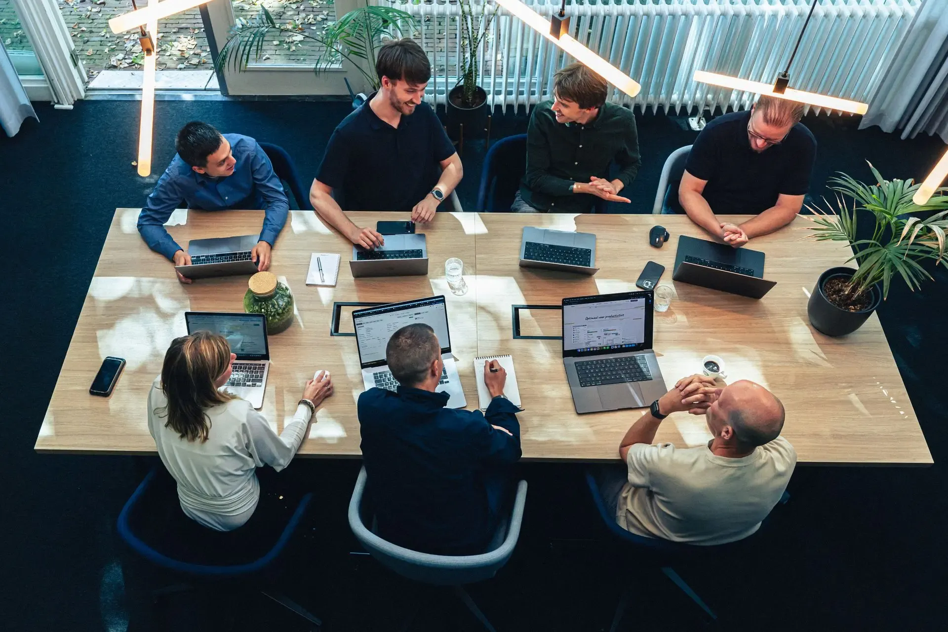 Team van Odoo specialisten vergadert bij Codeforward